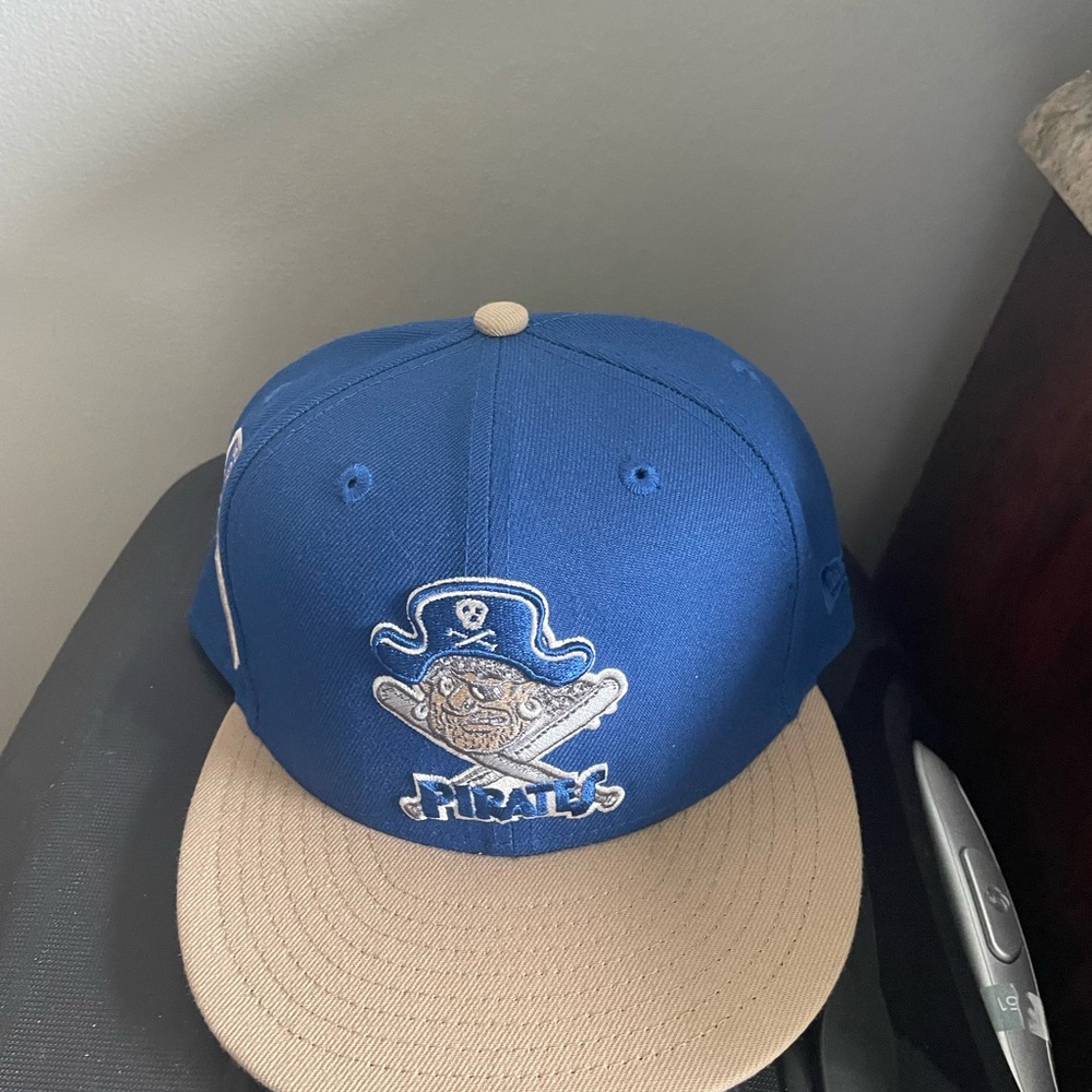 Pirates hat brand new, I bought the wrong size